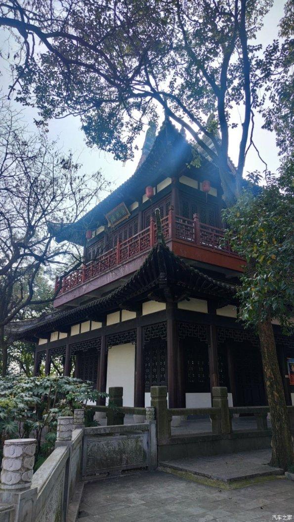 小偷:“不扒对不起我的技术” 民警:不抓到你对不起我的警服!